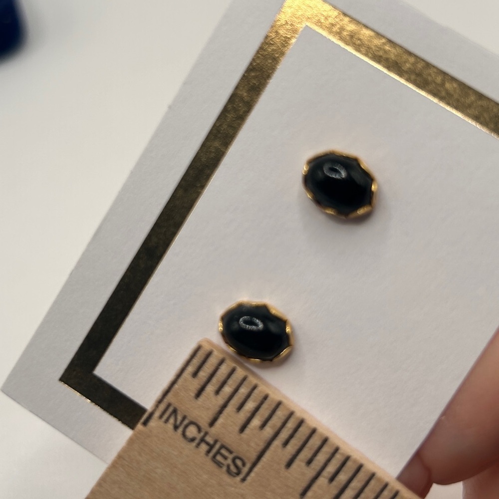 Vintage Elegant Black and 10k Gold Stud Earrings - Picture 8 of 10